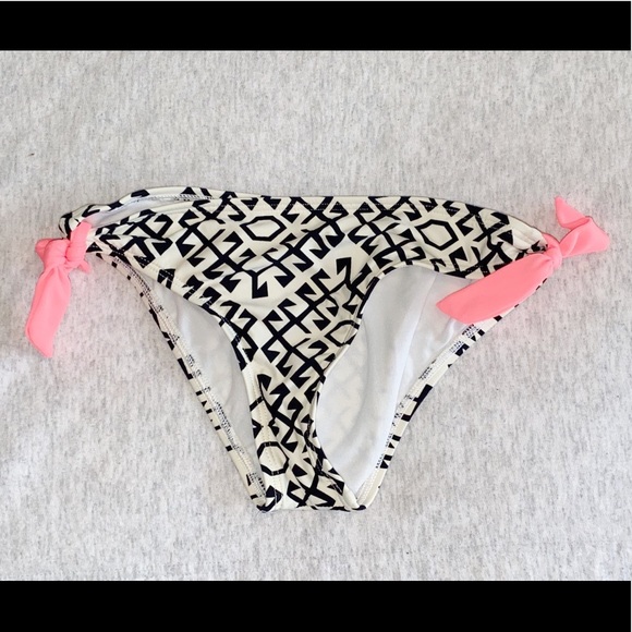 Bikini - Picture 3 of 3